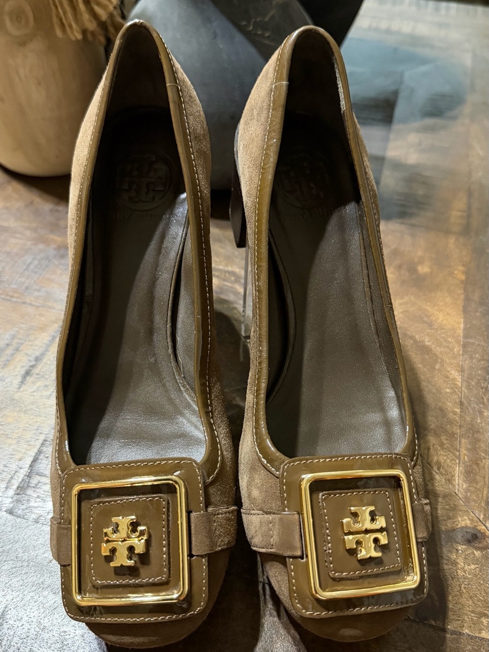 Tory Burch Helen Brown Taupe Suede Leather Pumps 7M Gold Double T